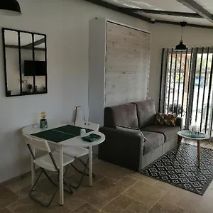  Hébergement de vacances Aux Lauriers D'adhémar